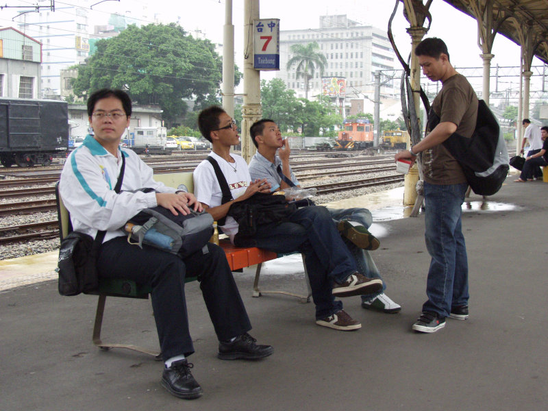 台灣鐵路旅遊攝影台中火車站月台交談的旅客2006攝影照片326