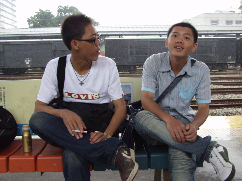 台灣鐵路旅遊攝影台中火車站月台交談的旅客2006攝影照片327