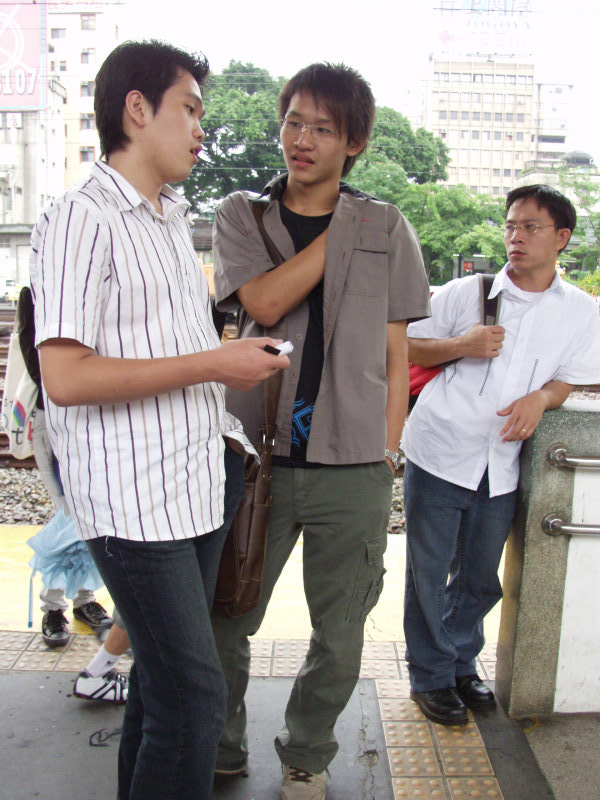 台灣鐵路旅遊攝影台中火車站月台交談的旅客2006攝影照片329