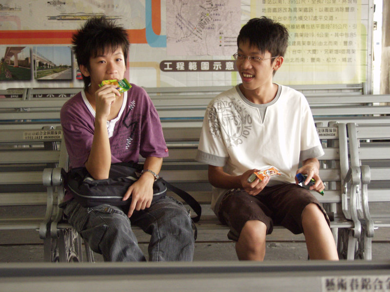 台灣鐵路旅遊攝影台中火車站月台交談的旅客2006攝影照片337