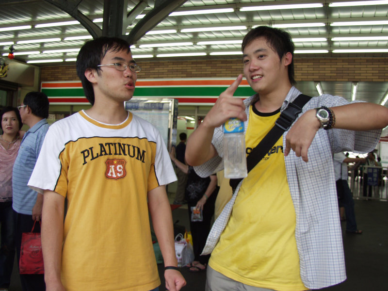 台灣鐵路旅遊攝影台中火車站月台交談的旅客2006攝影照片346
