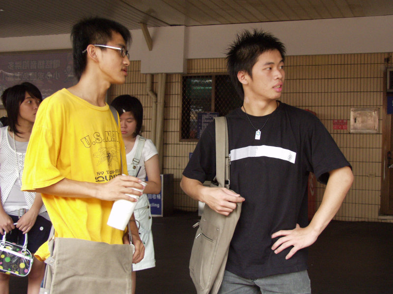 台灣鐵路旅遊攝影台中火車站月台交談的旅客2006攝影照片351