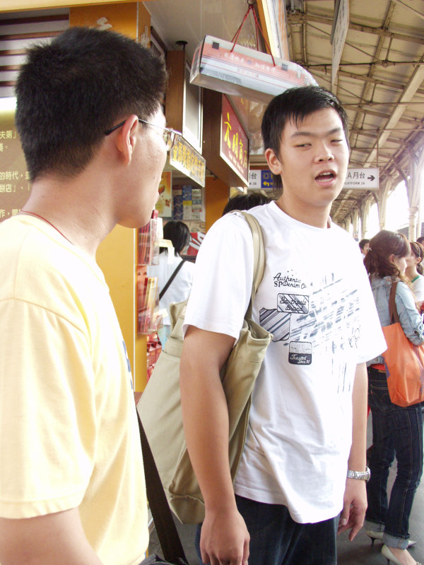 台灣鐵路旅遊攝影台中火車站月台交談的旅客2006攝影照片352