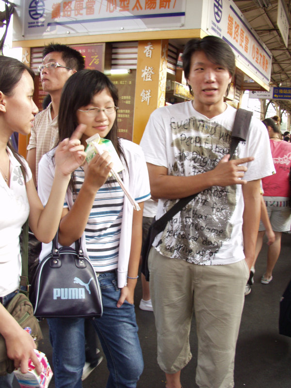 台灣鐵路旅遊攝影台中火車站月台交談的旅客2006攝影照片359