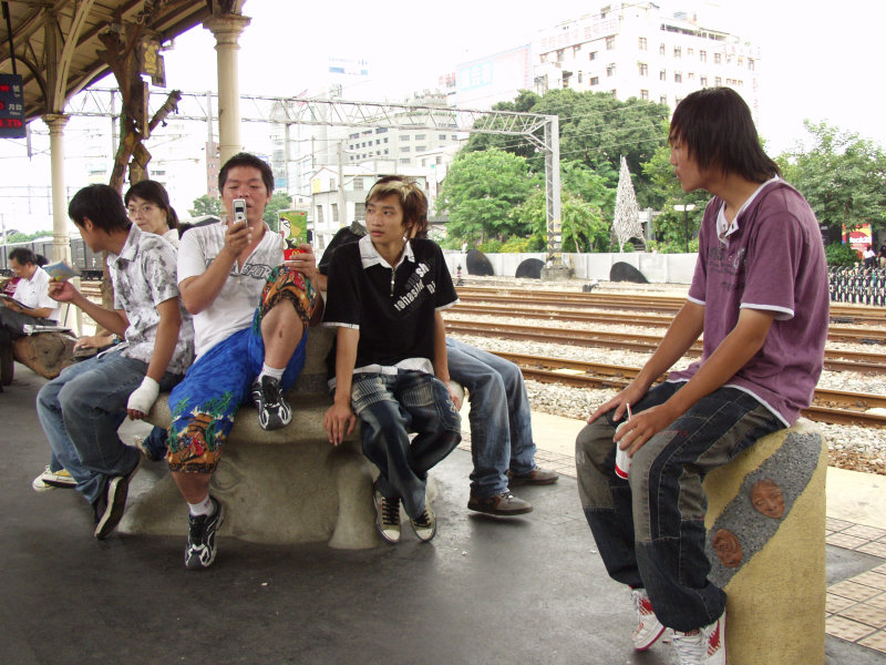 台灣鐵路旅遊攝影台中火車站月台交談的旅客2006攝影照片369