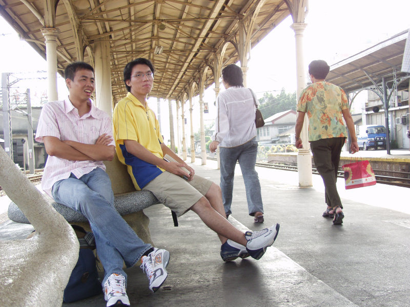 台灣鐵路旅遊攝影台中火車站月台交談的旅客2006攝影照片374