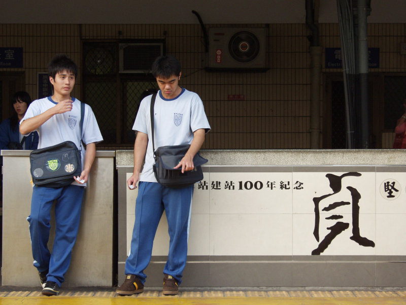 台灣鐵路旅遊攝影台中火車站月台交談的旅客2006攝影照片382