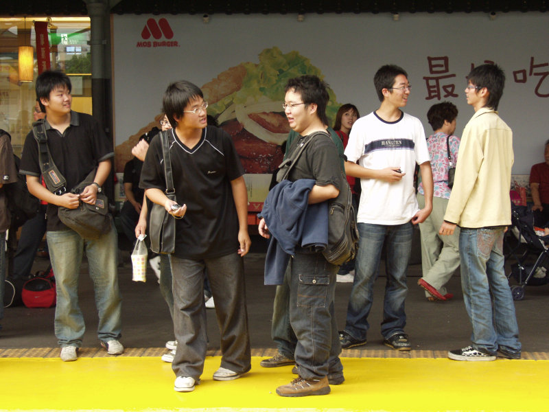 台灣鐵路旅遊攝影台中火車站月台交談的旅客2006攝影照片403