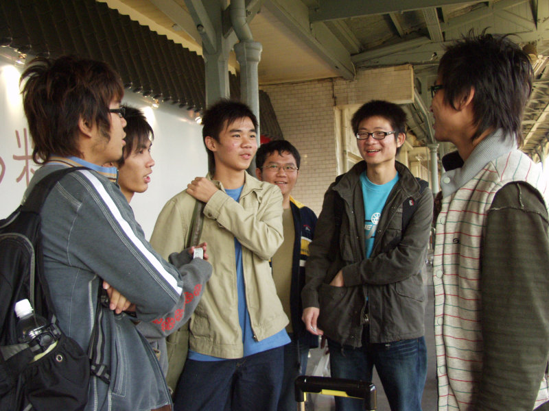 台灣鐵路旅遊攝影台中火車站月台交談的旅客2006攝影照片408
