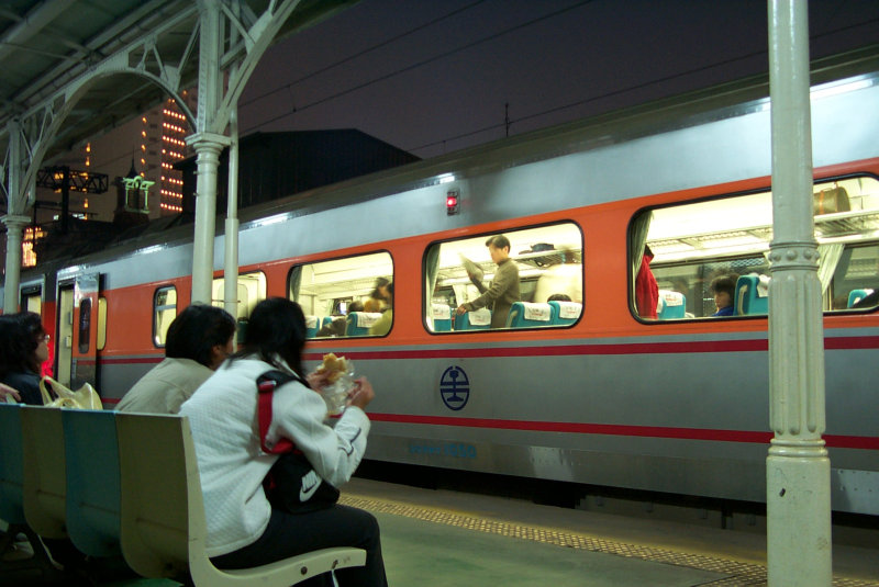 台灣鐵路旅遊攝影台中火車站月台夜景2000-01-23攝影照片2