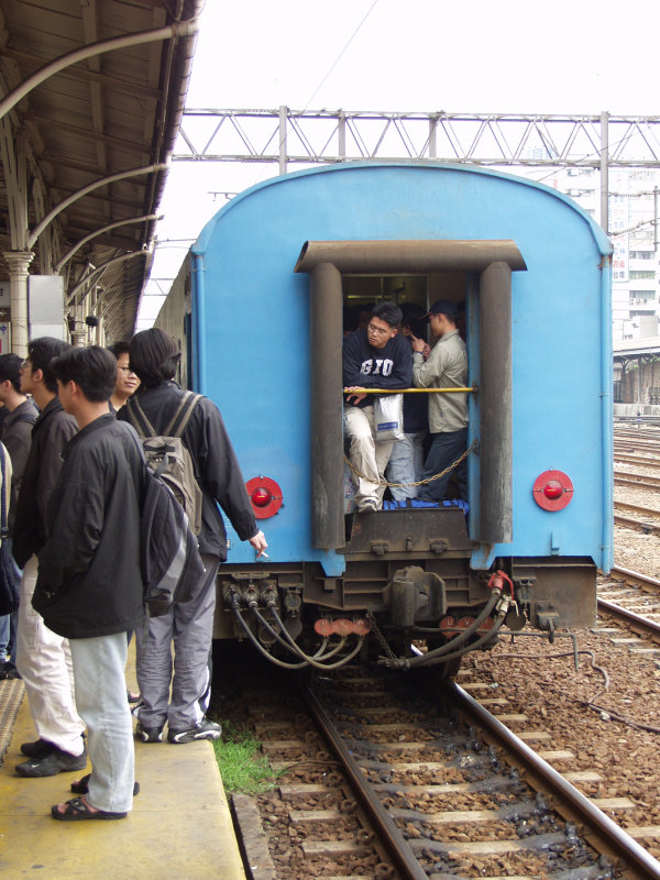 台灣鐵路旅遊攝影台中火車站月台旅客2002年攝影照片9