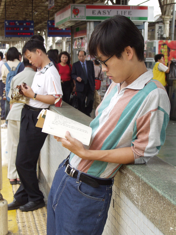 台灣鐵路旅遊攝影台中火車站月台旅客2002年攝影照片79