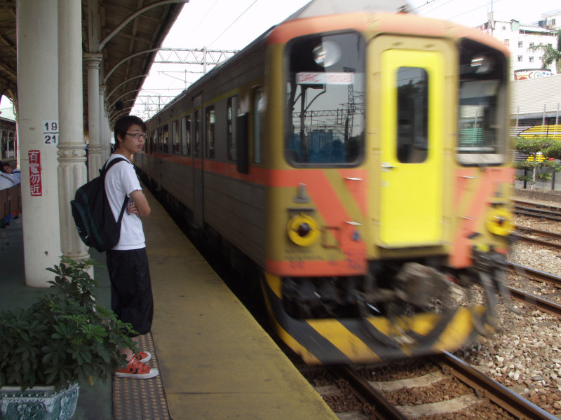 台灣鐵路旅遊攝影台中火車站月台旅客2002年攝影照片95