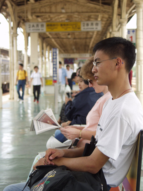 台灣鐵路旅遊攝影台中火車站月台旅客2002年攝影照片151