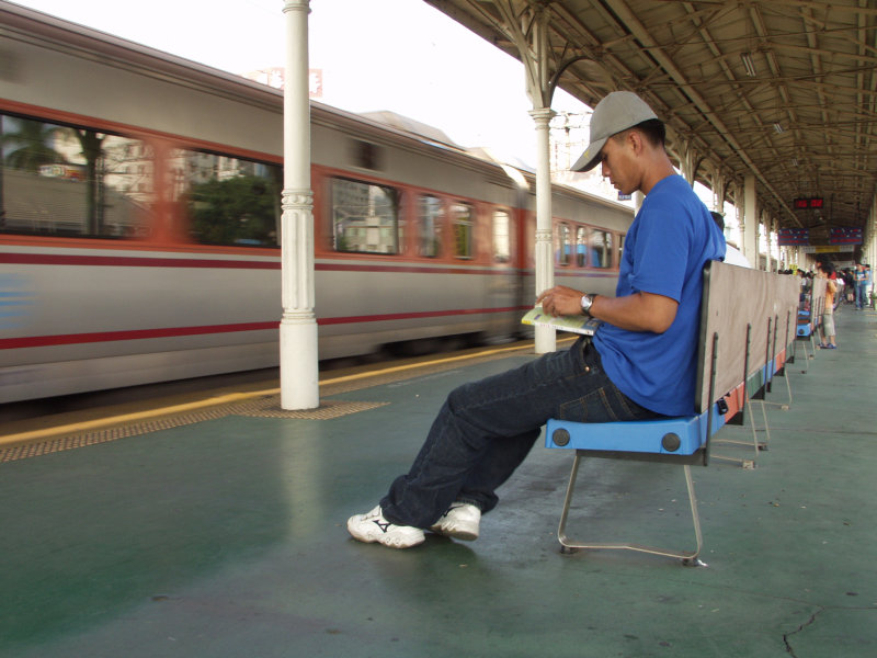台灣鐵路旅遊攝影台中火車站月台旅客2002年攝影照片202