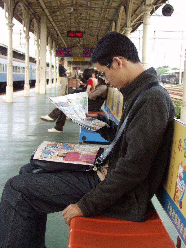 台灣鐵路旅遊攝影台中火車站月台旅客2002年攝影照片214