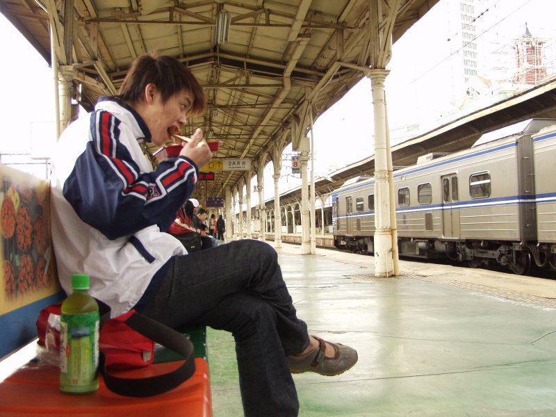 台灣鐵路旅遊攝影台中火車站月台旅客2002年攝影照片304