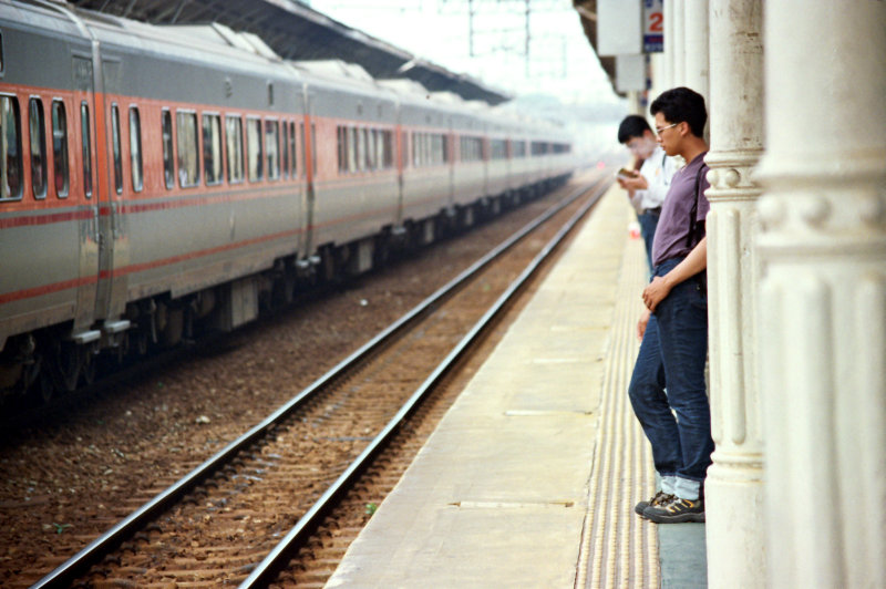 台灣鐵路旅遊攝影台中火車站月台旅客2002年之前攝影照片20