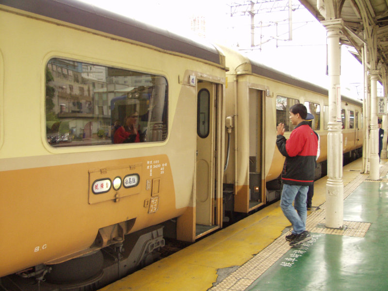 台灣鐵路旅遊攝影台中火車站月台旅客2003年攝影照片10