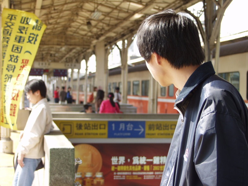 台灣鐵路旅遊攝影台中火車站月台旅客2003年攝影照片12