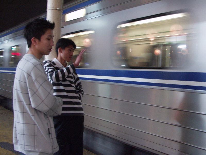 台灣鐵路旅遊攝影台中火車站月台旅客2003年攝影照片32