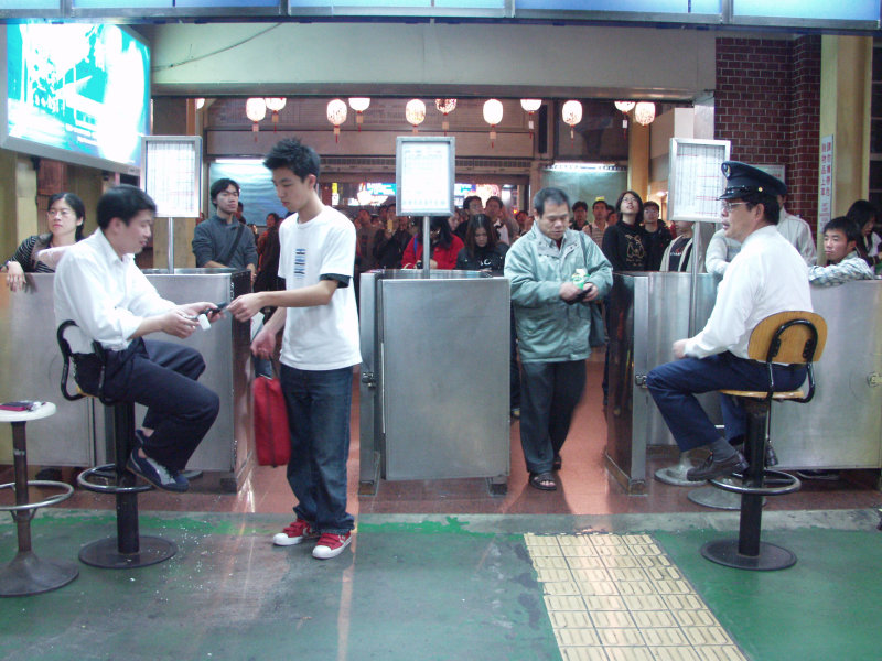 台灣鐵路旅遊攝影台中火車站月台旅客2003年攝影照片35