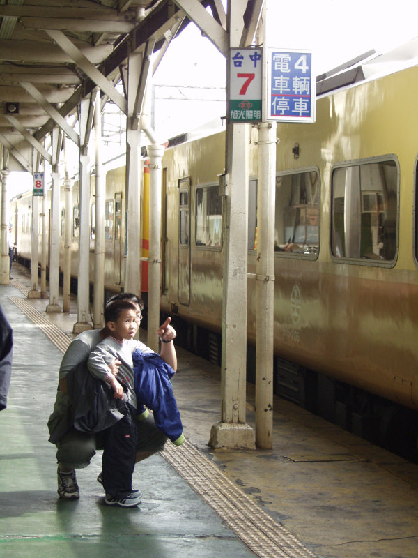 台灣鐵路旅遊攝影台中火車站月台旅客2003年攝影照片42