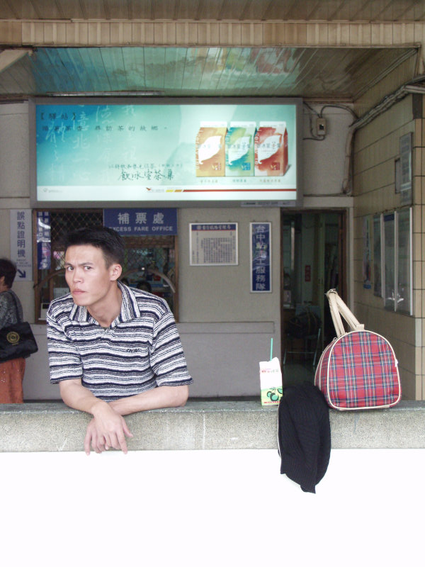 台灣鐵路旅遊攝影台中火車站月台旅客2003年攝影照片45
