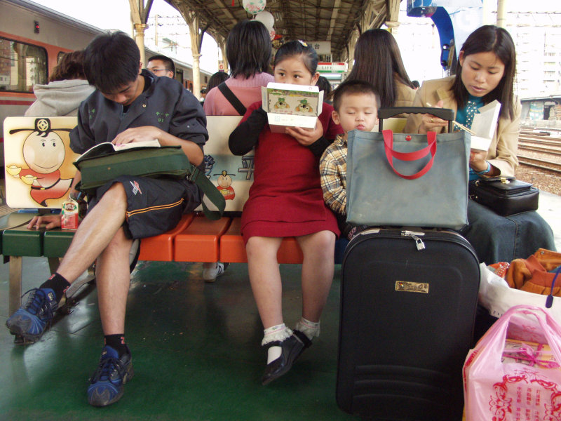 台灣鐵路旅遊攝影台中火車站月台旅客2003年攝影照片51
