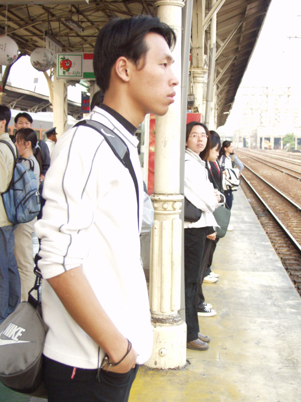 台灣鐵路旅遊攝影台中火車站月台旅客2003年攝影照片52