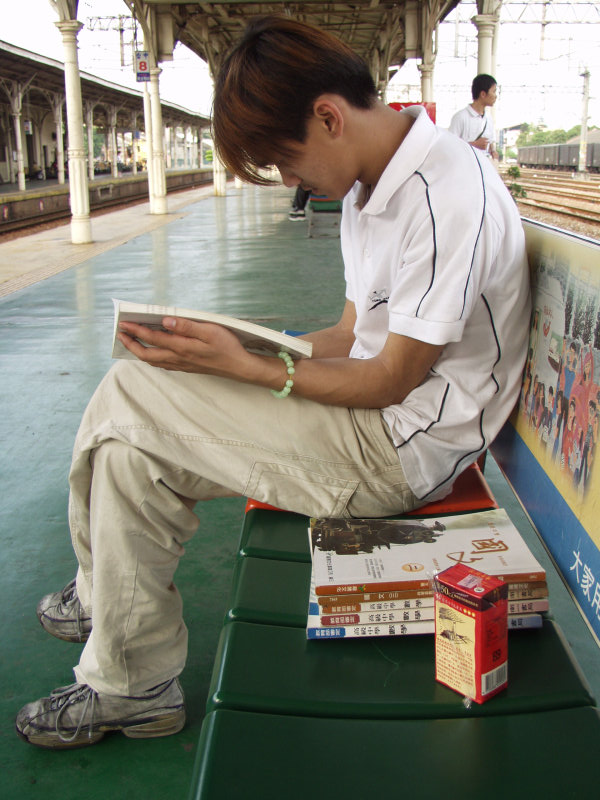 台灣鐵路旅遊攝影台中火車站月台旅客2003年攝影照片97