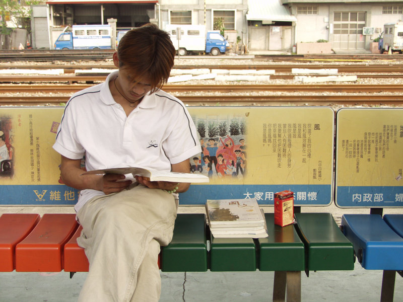 台灣鐵路旅遊攝影台中火車站月台旅客2003年攝影照片98
