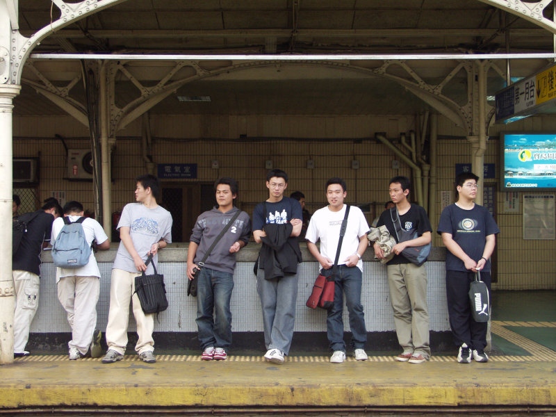台灣鐵路旅遊攝影台中火車站月台旅客2003年攝影照片105