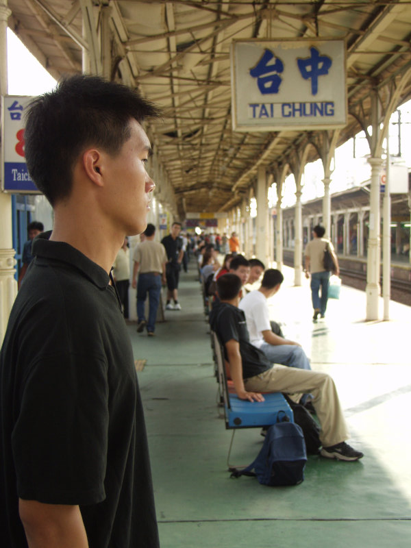 台灣鐵路旅遊攝影台中火車站月台旅客2003年攝影照片120