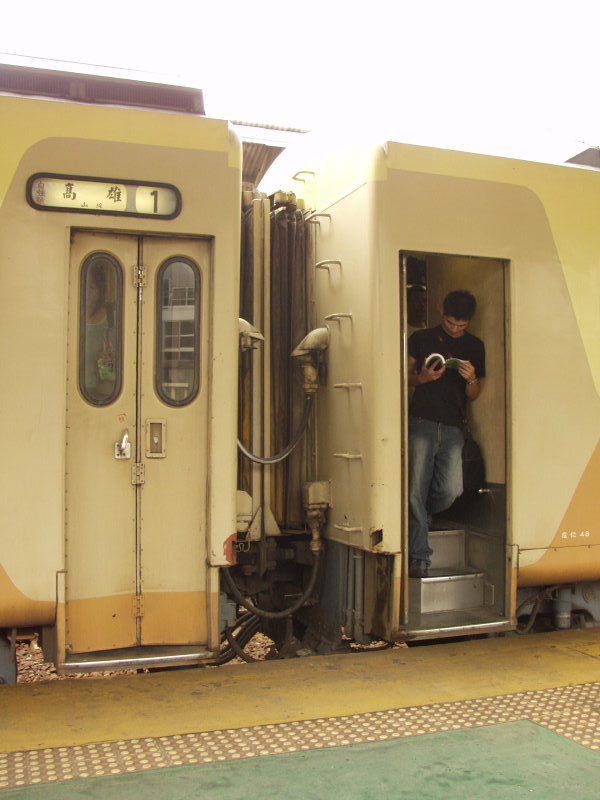 台灣鐵路旅遊攝影台中火車站月台旅客2003年攝影照片132