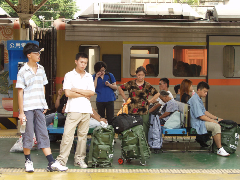 台灣鐵路旅遊攝影台中火車站月台旅客2003年攝影照片142