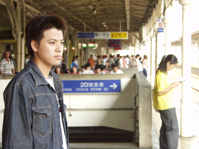 台灣鐵路旅遊攝影台中火車站月台旅客2003年攝影照片185