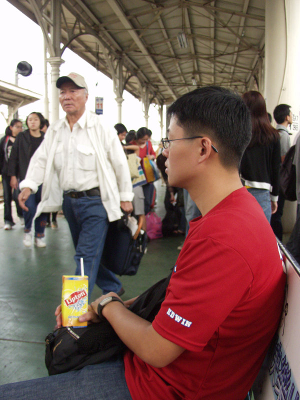 台灣鐵路旅遊攝影台中火車站月台旅客2003年攝影照片199