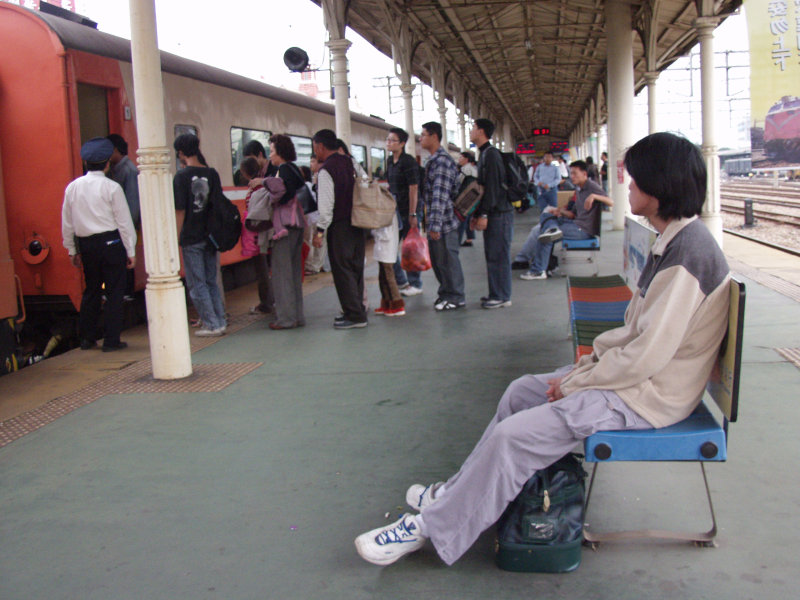 台灣鐵路旅遊攝影台中火車站月台旅客2003年攝影照片201