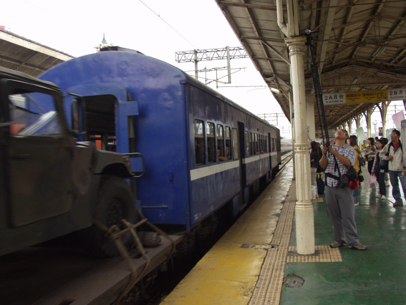 台灣鐵路旅遊攝影台中火車站月台旅客2003年攝影照片208