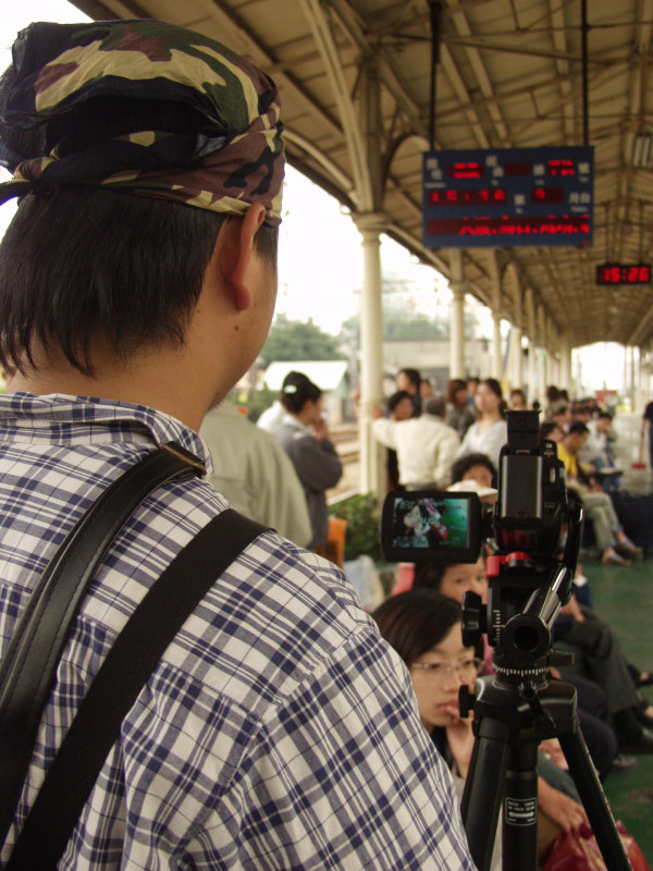 台灣鐵路旅遊攝影台中火車站月台旅客2003年攝影照片209