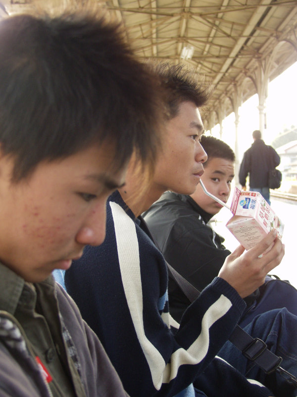 台灣鐵路旅遊攝影台中火車站月台旅客2003年攝影照片232