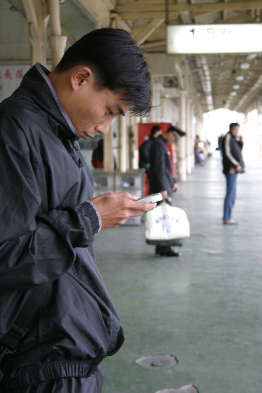 台灣鐵路旅遊攝影台中火車站月台旅客2004年攝影照片2