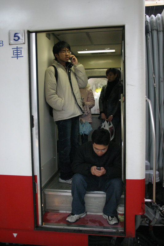 台灣鐵路旅遊攝影台中火車站月台旅客2004年攝影照片5