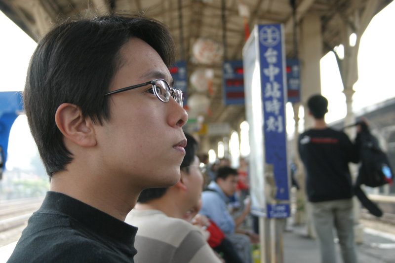 台灣鐵路旅遊攝影台中火車站月台旅客2004年攝影照片16