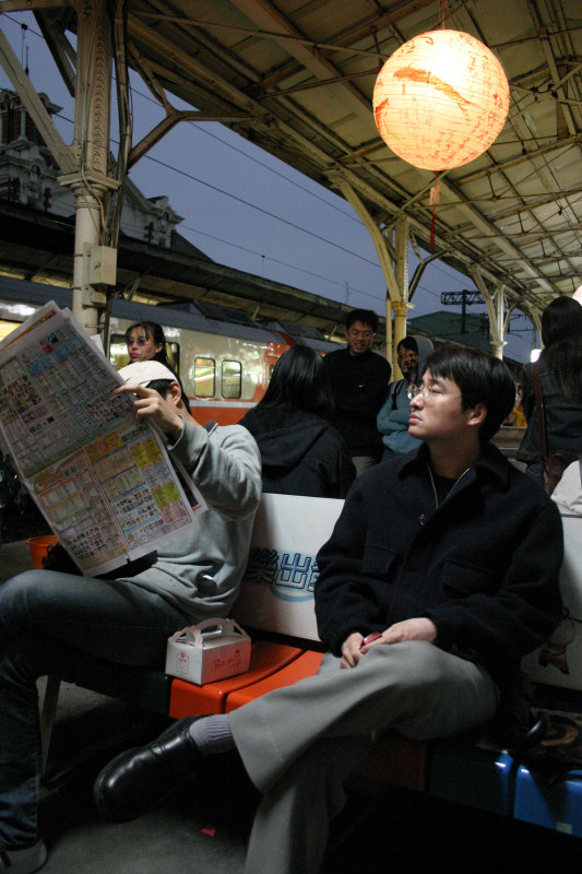 台灣鐵路旅遊攝影台中火車站月台旅客2004年攝影照片19