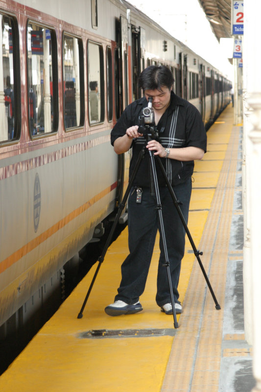 台灣鐵路旅遊攝影台中火車站月台旅客2004年攝影照片22