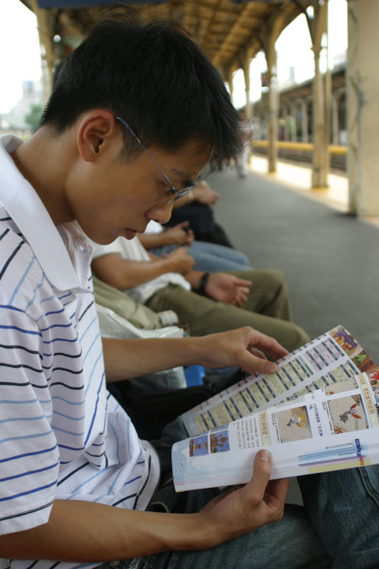 台灣鐵路旅遊攝影台中火車站月台旅客2004年攝影照片25