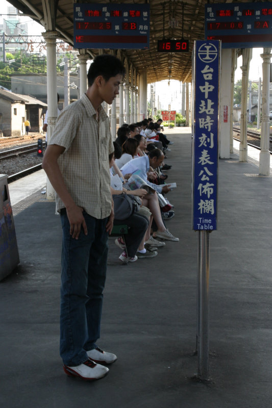 台灣鐵路旅遊攝影台中火車站月台旅客2004年攝影照片27