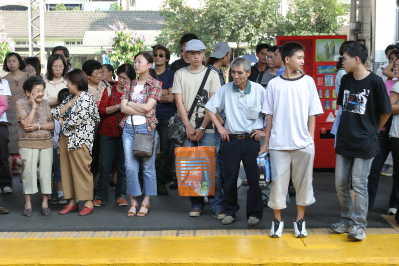 台灣鐵路旅遊攝影台中火車站月台旅客2004年攝影照片30